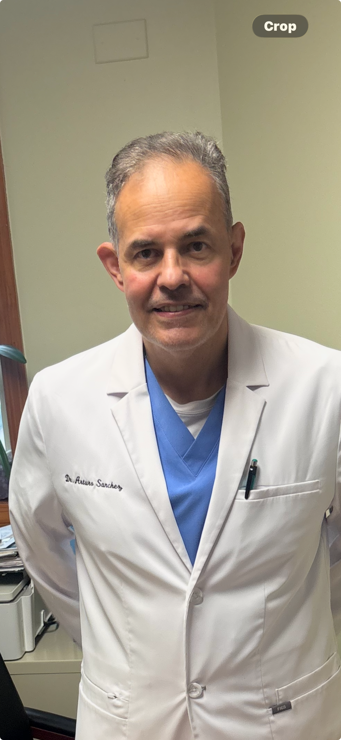 Dr. Arturo Sanchez en su consultorio dental