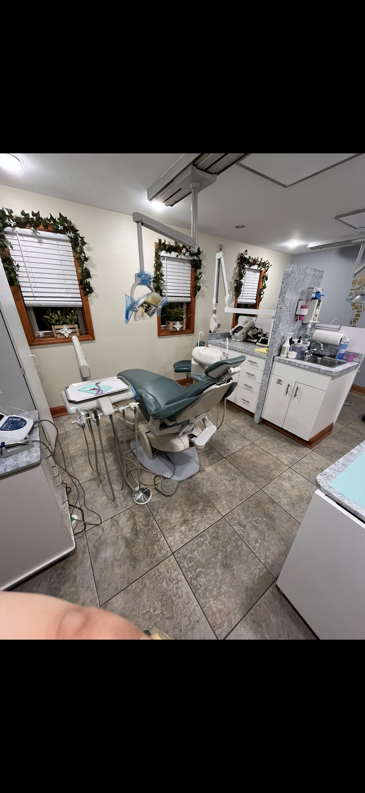 Vista del consultorio dental con sillón verde