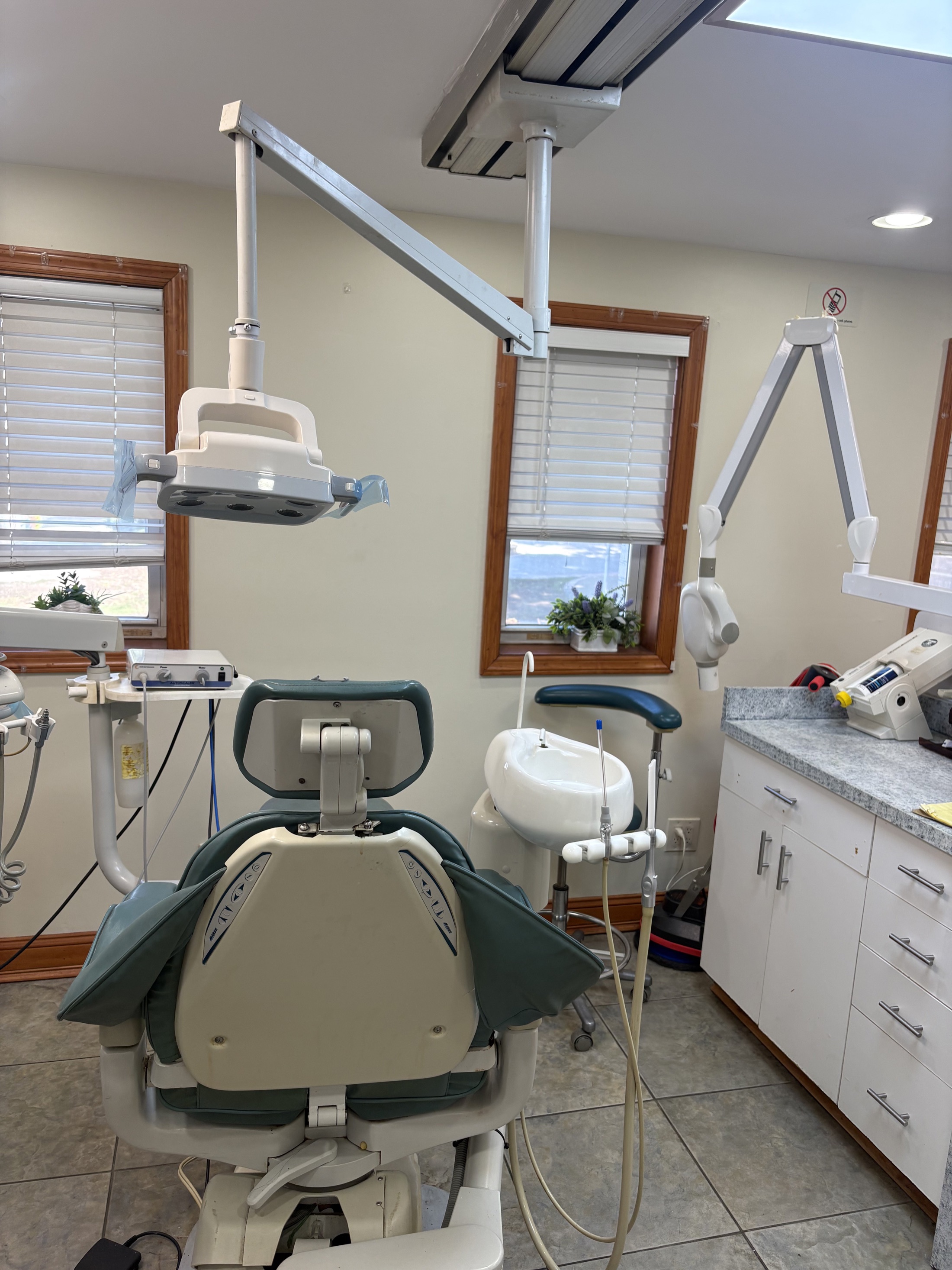 Sala de tratamiento dental con sillón verde